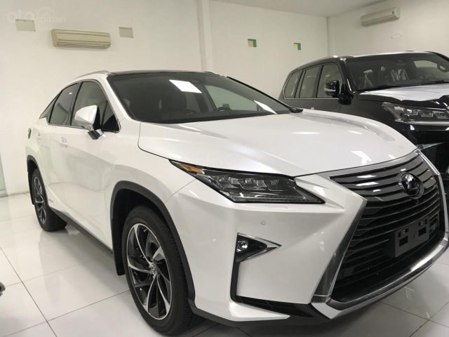 Bán giảm giá chiếc xe hạng sang Lexus RX 450H, sản xuất 2019, màu trắng, nhập khẩu nguyên chiếc