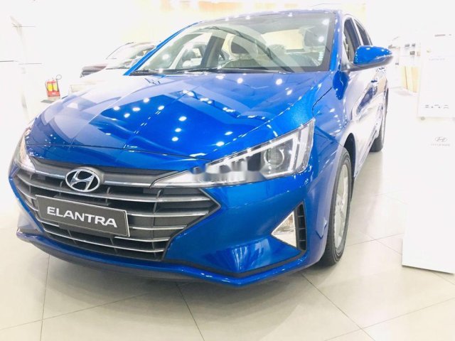 Cần bán xe Hyundai Elantra năm sản xuất 2019, màu xanh lam0