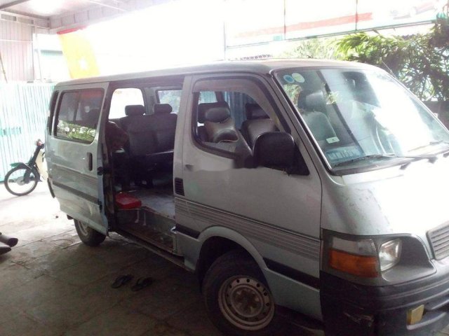 Cần bán gấp Toyota Hiace đời 2003, màu bạc xe gia đình giá cả hợp lý