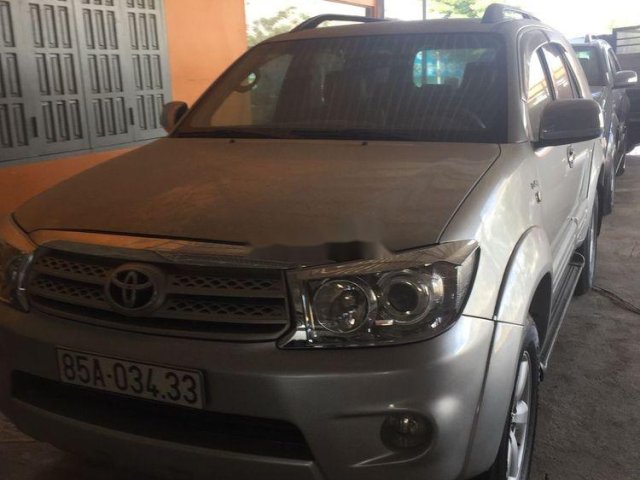 Bán Toyota Fortuner đời 2010, màu bạc số sàn xe nguyên bản0