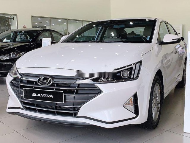 Cần bán Hyundai Elantra đời 2019, màu trắng, xe nhập