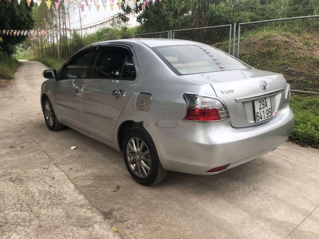 Cần bán xe Toyota Vios đời 2012, màu bạc số tự động, 385 triệu