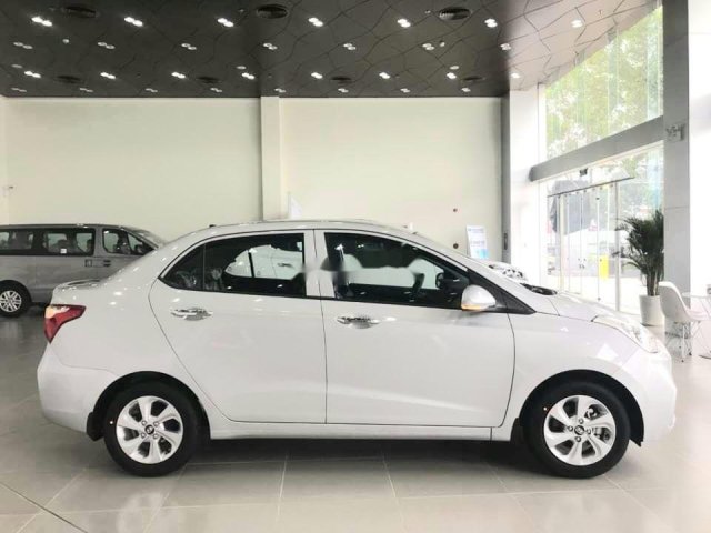 Cần bán xe Hyundai Grand i10 năm sản xuất 2019, màu trắng giá cạnh tranh xe nội thất đẹp