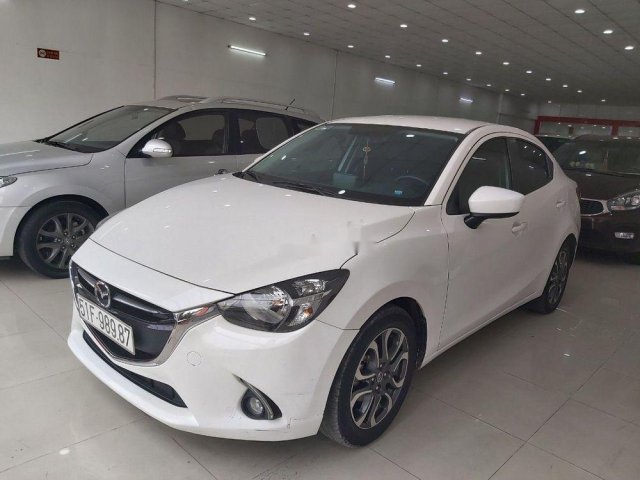 Cần bán gấp Mazda 2 sản xuất 2016, màu trắng chính chủ, giá 465tr xe nguyên bản