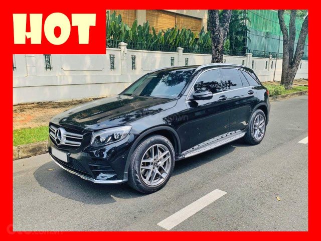 Bán xe Mercedes GLC300 màu đen 2018 giá tốt, trả trước 750 triệu nhận xe ngay0