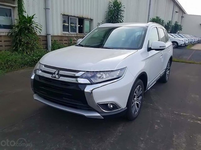 Cần bán Mitsubishi Outlander 2.0 CVT đời 2018, màu trắng, giá tốt0