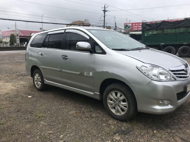 Xe Toyota Innova đời 2011, màu bạc chính chủ