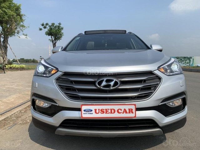 Cần bán Hyundai Santa Fe 2017 diesel 2.2L hai cầu, màu bạc tại TP. HCM