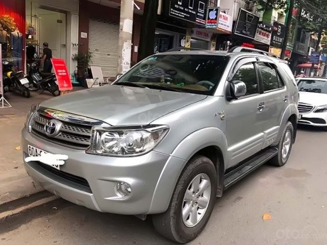 Bán xe Toyota Fortuner sản xuất 2011, màu bạc chính chủ