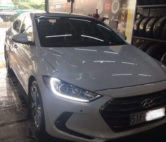 Bán Hyundai Elantra 2.0 sản xuất 2017, màu trắng xe gia đình, giá 680tr