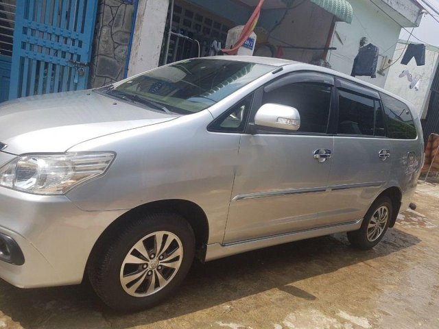 Bán Toyota Innova MT đời 2015, màu bạc