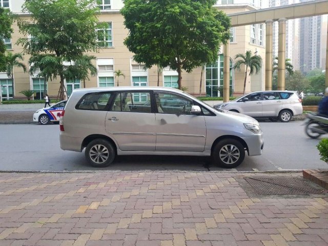 Cần bán lại xe Toyota Innova 2016, màu bạc xe nguyên bản