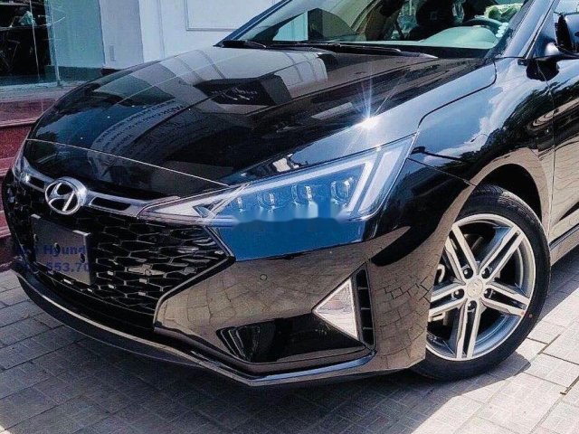 Cần bán Hyundai Elantra đời 2019, màu đen xe nội thất đẹp0