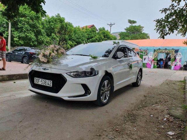 Cần bán Hyundai Elantra 1.6AT năm 2019, màu trắng