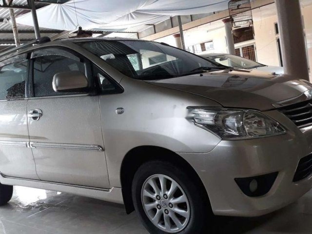 Bán ô tô Toyota Innova sản xuất năm 2014, màu bạc xe gia đình