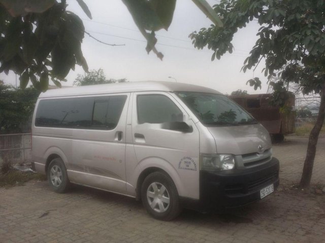 Bán Toyota Hiace đời 2005, màu bạc, 6 chỗ giá cạnh tranh