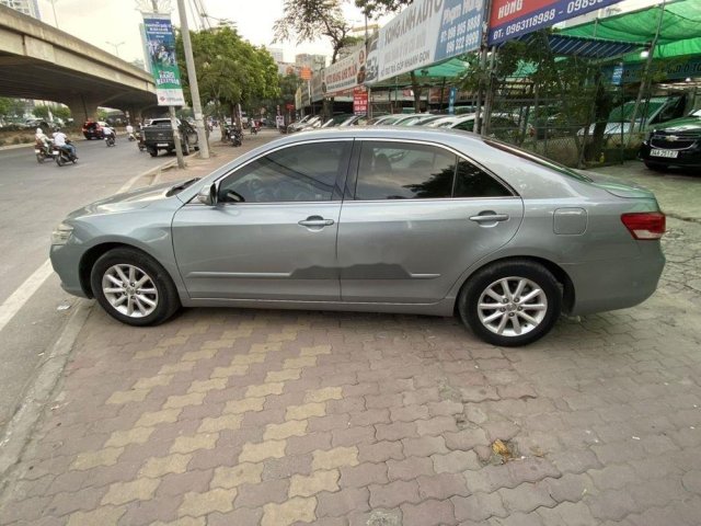 Cần bán Toyota Camry năm 2011, màu bạc xe nguyên bản