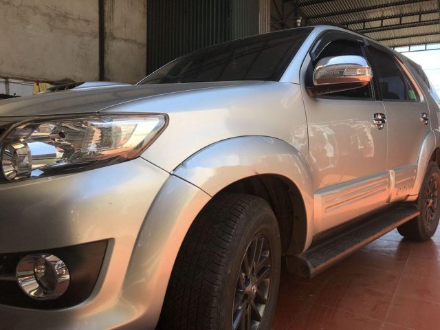 Cần bán xe cũ Toyota Fortuner sản xuất 2015, màu bạc0