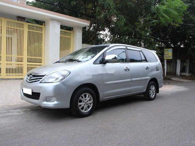 Bán xe Toyota Innova 2011, màu bạc, xe gia đình