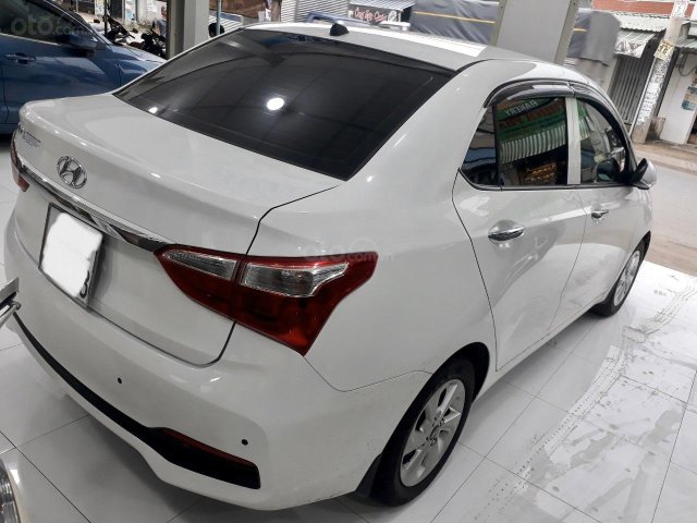 Hãng bán i10 sedan 1.2MT 2019 bản đủ, màu trắng, siêu lướt, giá TL, hỗ trợ góp