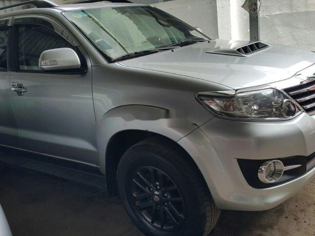 Bán ô tô Toyota Fortuner sản xuất năm 2016, màu bạc chính chủ, giá tốt