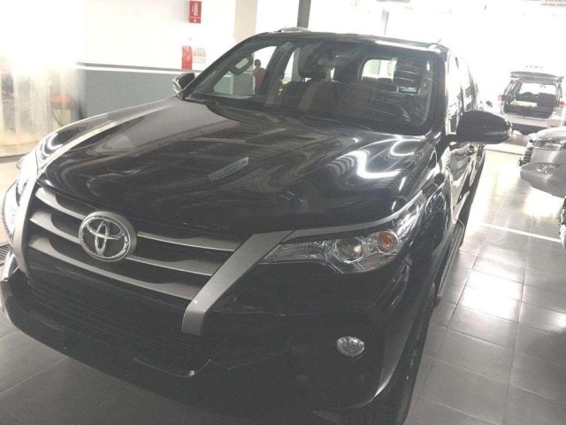 Cần bán xe Toyota Fortuner đời 2019, màu đen, số sàn, giá 933tr