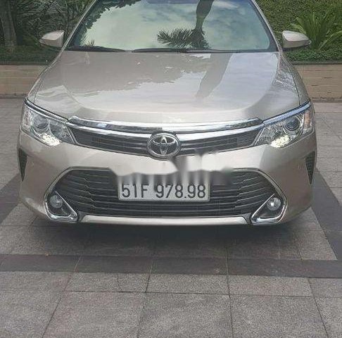 Cần bán lại xe Toyota Camry đời 2016, xe đẹp gia đình đi