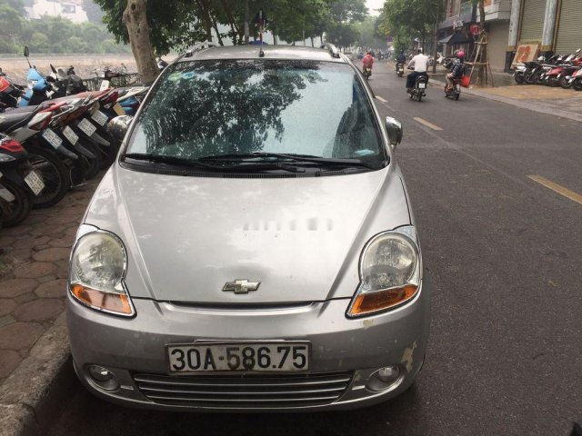 Cần bán Chevrolet Spark năm 2011, màu bạc như mới0