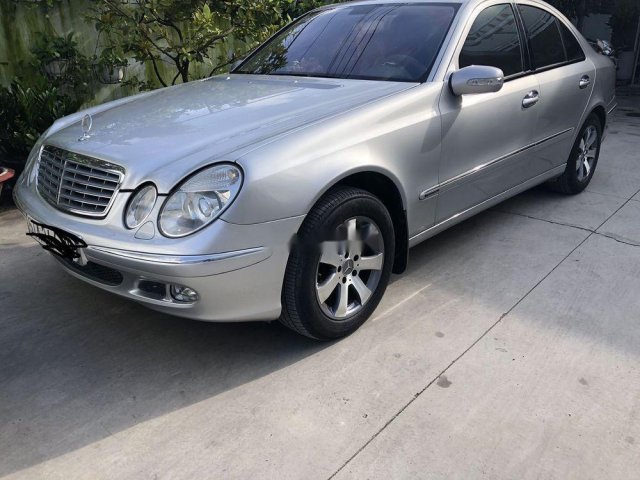 Cần bán gấp Mercedes E class đời 2003, màu bạc, xe nhập