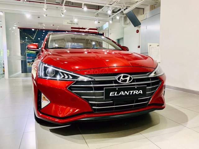 Cần bán xe Hyundai Elantra đời 2019, màu đỏ, nhập khẩu nguyên chiếc giá chỉ 555 triệu đồng, khuyến mãi lớn cuối năm