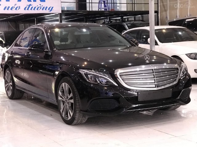 Thanh lý xe chính hãng Mercedes đời 2018, màu đen, siêu lướt0