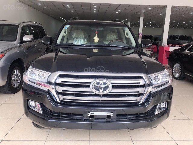 Cần bán chiếc Toyota Land Cruiser 2016, màu đen, giá tốt0