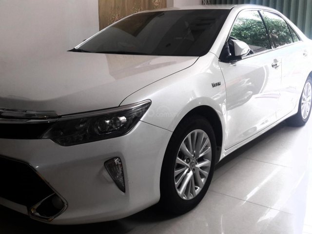 Cần bán xe Toyota Camry 2.0E, màu trắng ngọc trai, xem xe thích liền, LH: 09358513680