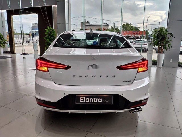 Bán ô tô Hyundai Elantra 2019, màu trắng, 554 triệu nội thất đẹp.