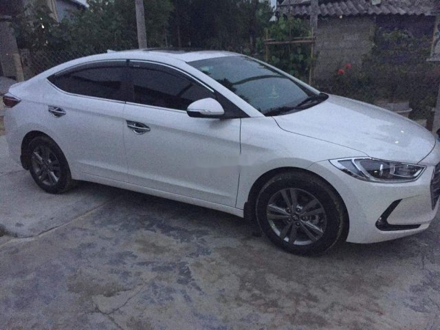 Cần bán lại xe Hyundai Elantra AT 2018, màu trắng, xe nhập, giá chỉ 620 triệu0