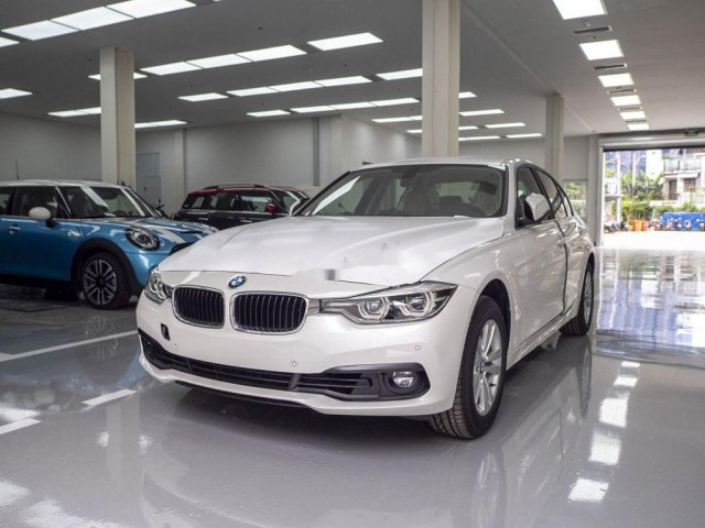 Bán xe BMW 320i năm sản xuất 2018, màu trắng, xe nhập