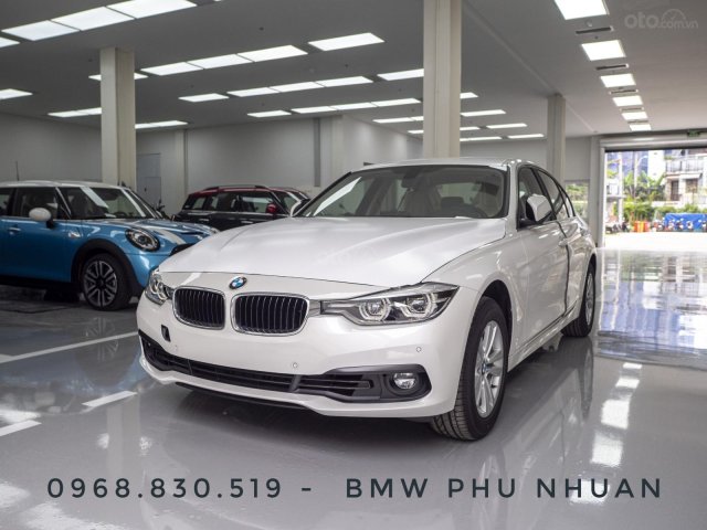 Ưu đãi tiền mặt lên đến 300 triệu đồng khi mua chiếc xe BMW 3 Series 320i, sản xuất 2018, màu trắng0