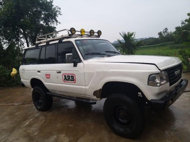 Cần bán xe Toyota Land Cruiser năm 1985, màu trắng0