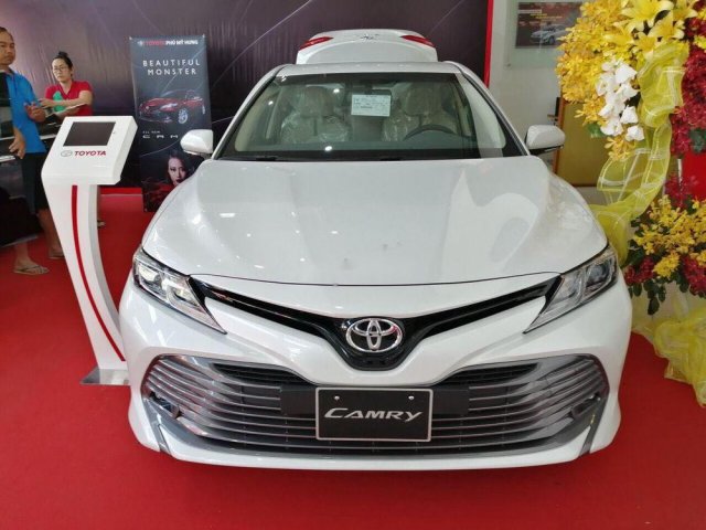 Bán ô tô Toyota Camry sản xuất 2019, màu trắng, xe nhập