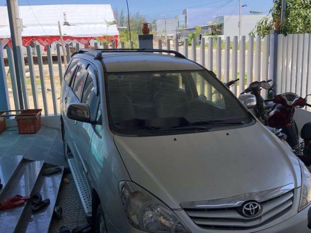 Xe Toyota Innova sản xuất năm 2010, màu bạc còn mới