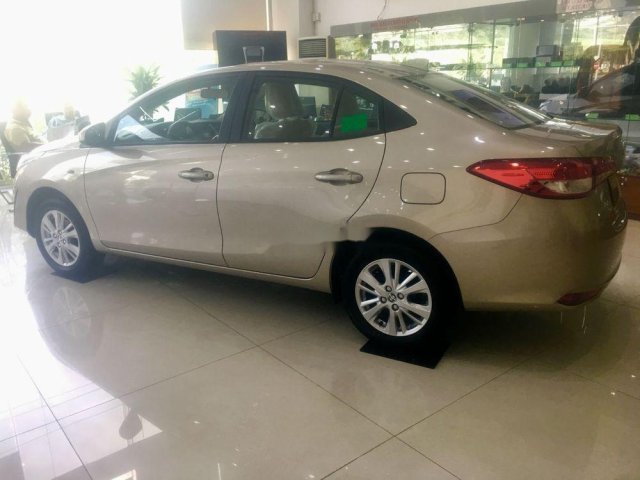 Cần bán Toyota Vios sản xuất năm 2019, màu vàng cát0