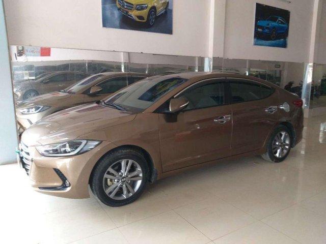 Bán Hyundai Elantra năm sản xuất 2017, màu vàng còn mới0