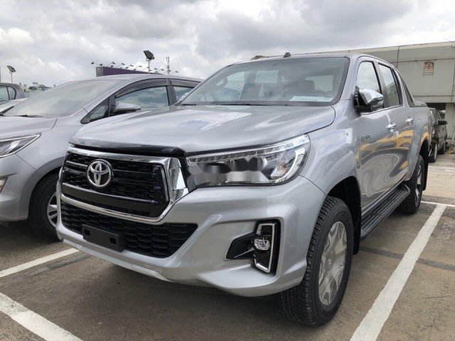 Bán Toyota Hilux đời 2019, màu bạc, nhập khẩu