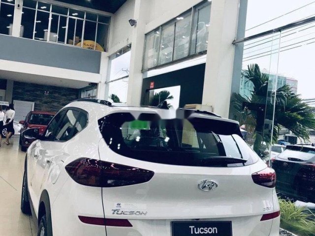 Cần bán xe Hyundai Tucson đời 2019, màu trắng0