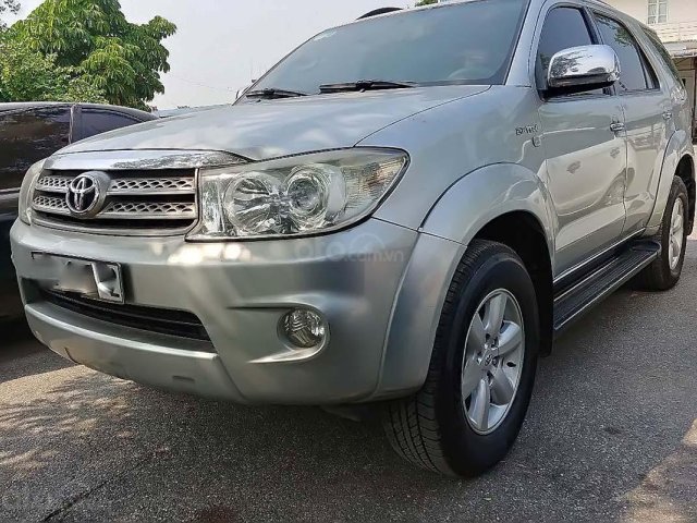 Bán Toyota Fortuner đời 2011, màu bạc, giá tốt