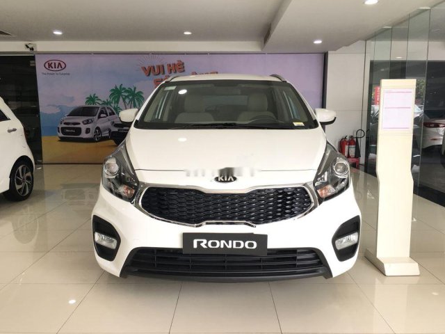 Cần bán xe Kia Rondo đời 2019, màu trắng số sàn, giá 580tr0