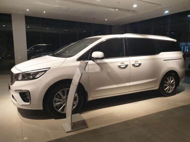 Bán xe Kia Sedona 2018, màu trắng, xe nhập, mới 100%0