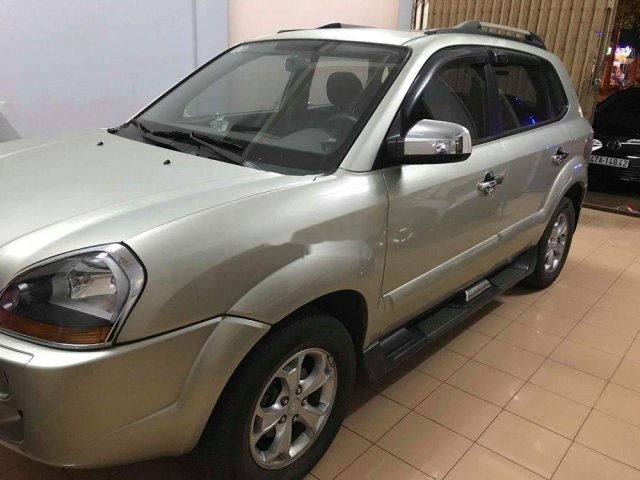 Cần bán gấp Hyundai Tucson sản xuất 2009, màu bạc còn mới 0