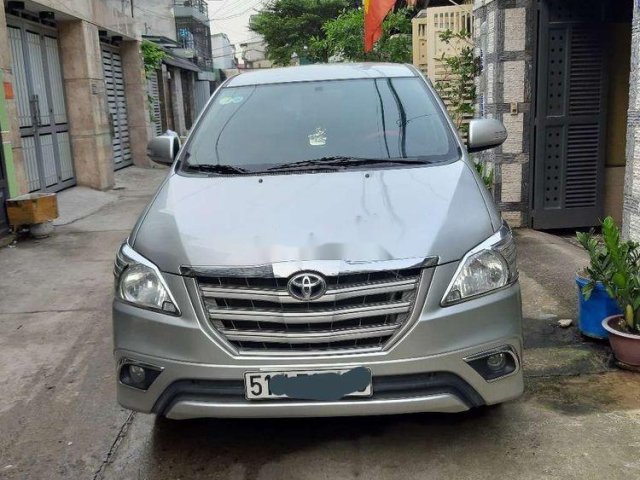 Cần bán xe Toyota Innova năm 2015, màu bạc