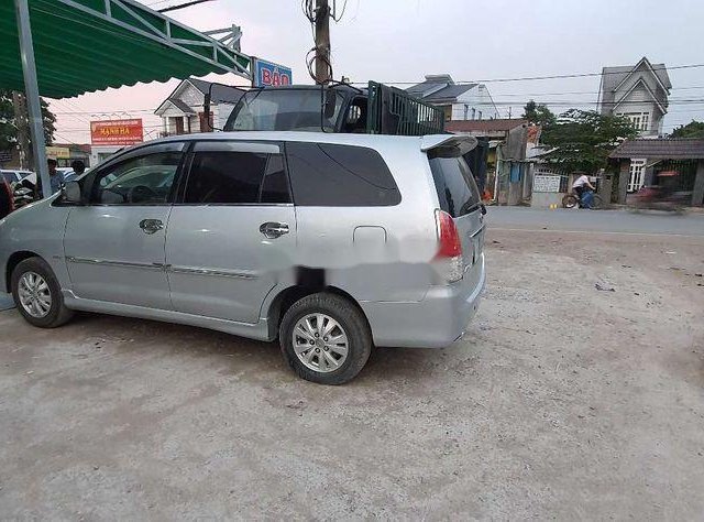 Cần bán xe Toyota Innova sản xuất 2011, màu bạc xe gia đình 